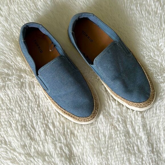 **Trending**TORRID Chambray Denim Slip-On Canvas Sneakers, Size 7 W, GUC. - Picture 1 of 5